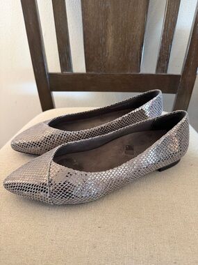 Vionic Women’s 359 Caballo Snakeprint Metallic Slip On Flats Silver Size 10